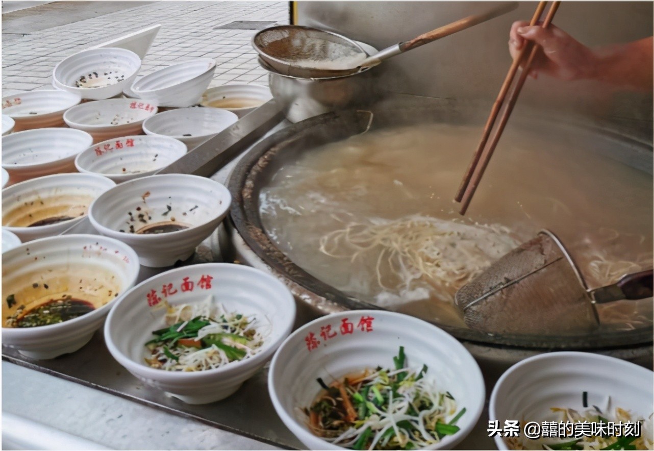 镇江只有8张桌子的小店，肥肠面20元1碗，配一块臭干简直绝了