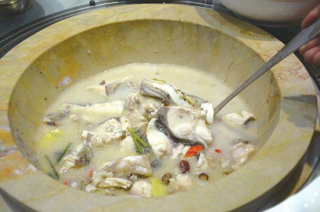 美食记录：湘菜代表石锅鱼，起源于四川，做法更简单味道却更美味