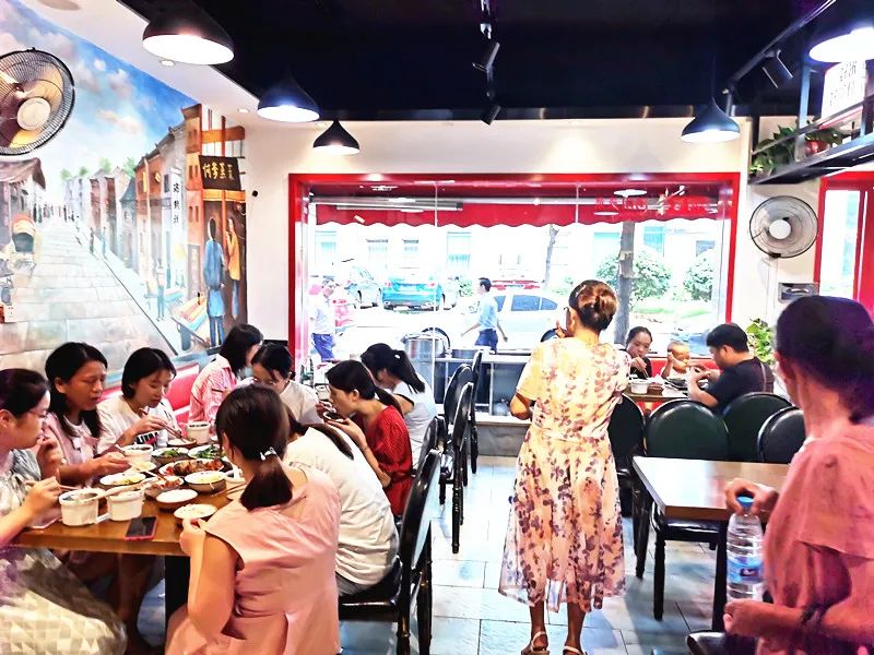 小碗菜与自选快餐的比较