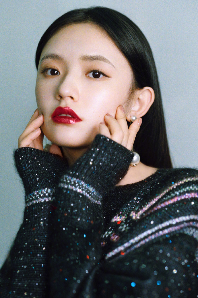 精灵少女林允，试色全新香奈儿可可小姐炫光唇膏，钻石豆沙我爱了