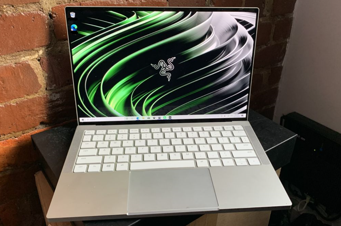 雷蛇Book13 Vs戴尔XPS 13：顶级轻量级超极本对战