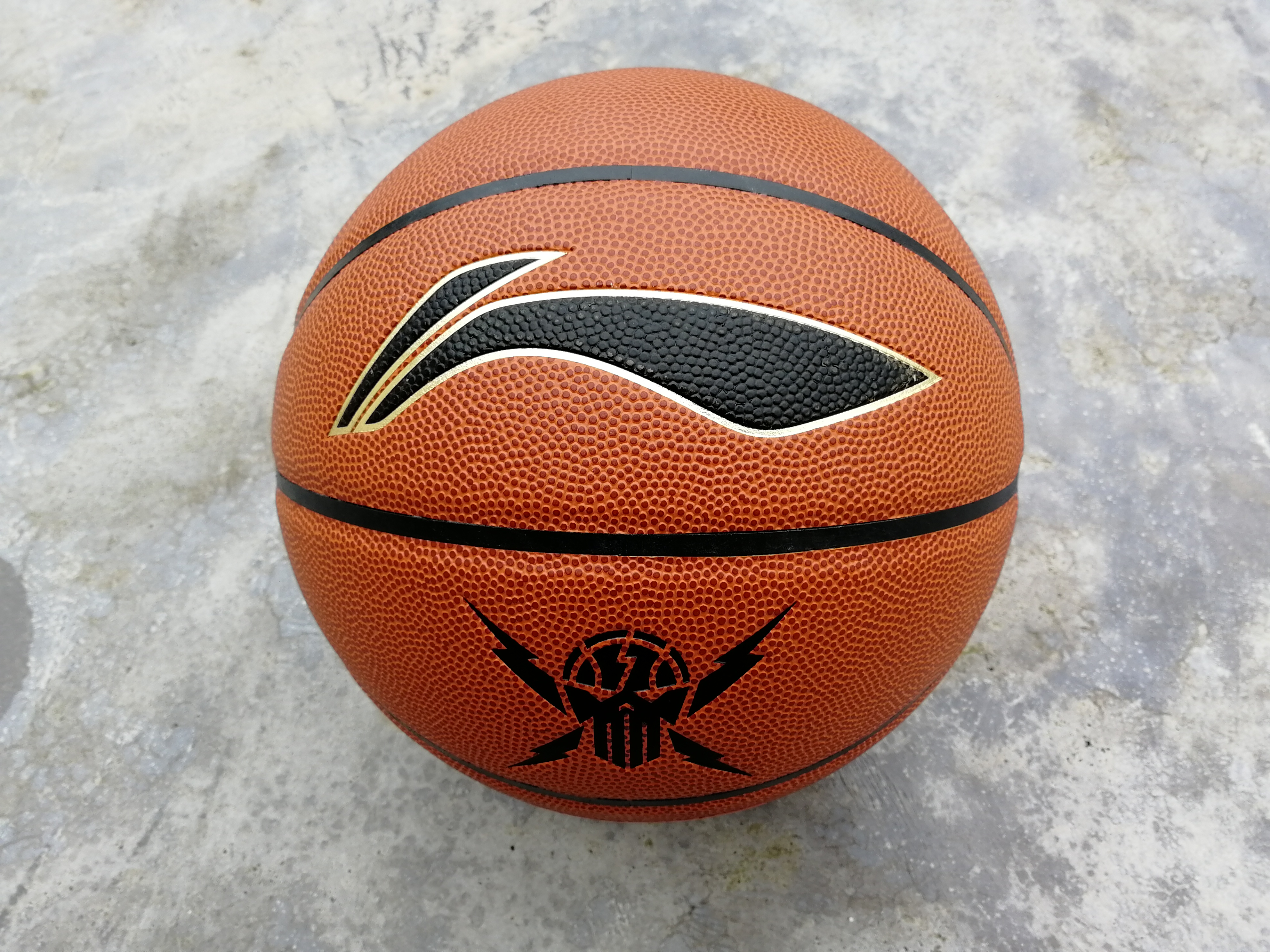 李宁LBQK443-1贴皮篮球--千年打一回的伪球迷之选？