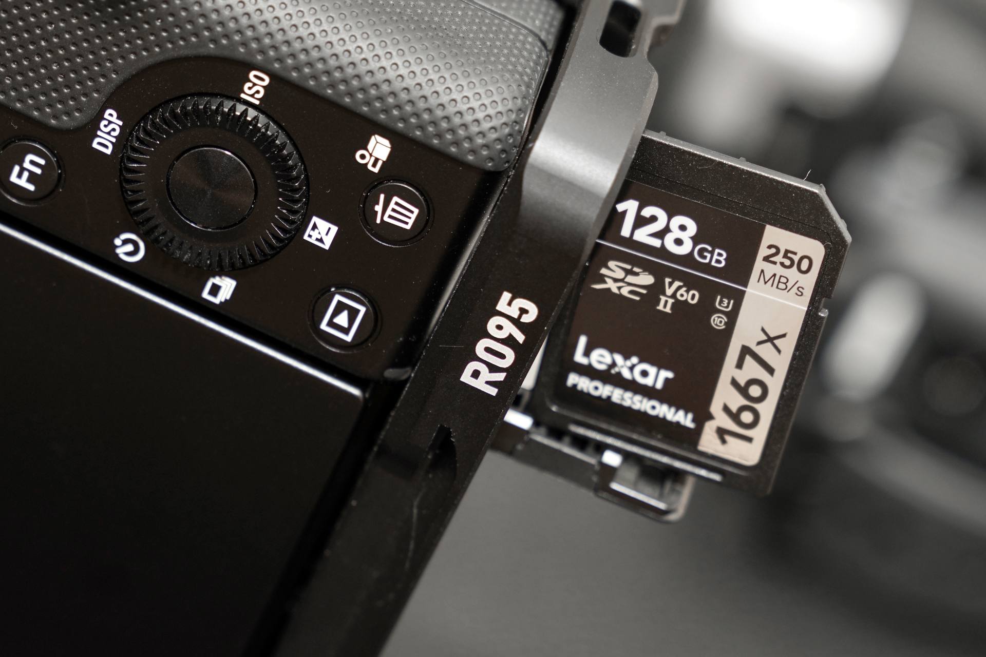 弯道超车？Lexar雷克沙1667X Pro SD卡实测：单反新选择