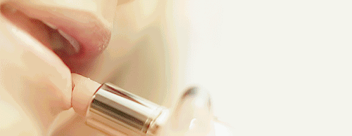 在这个寒冷干燥的冬天唇膏应该怎么选？