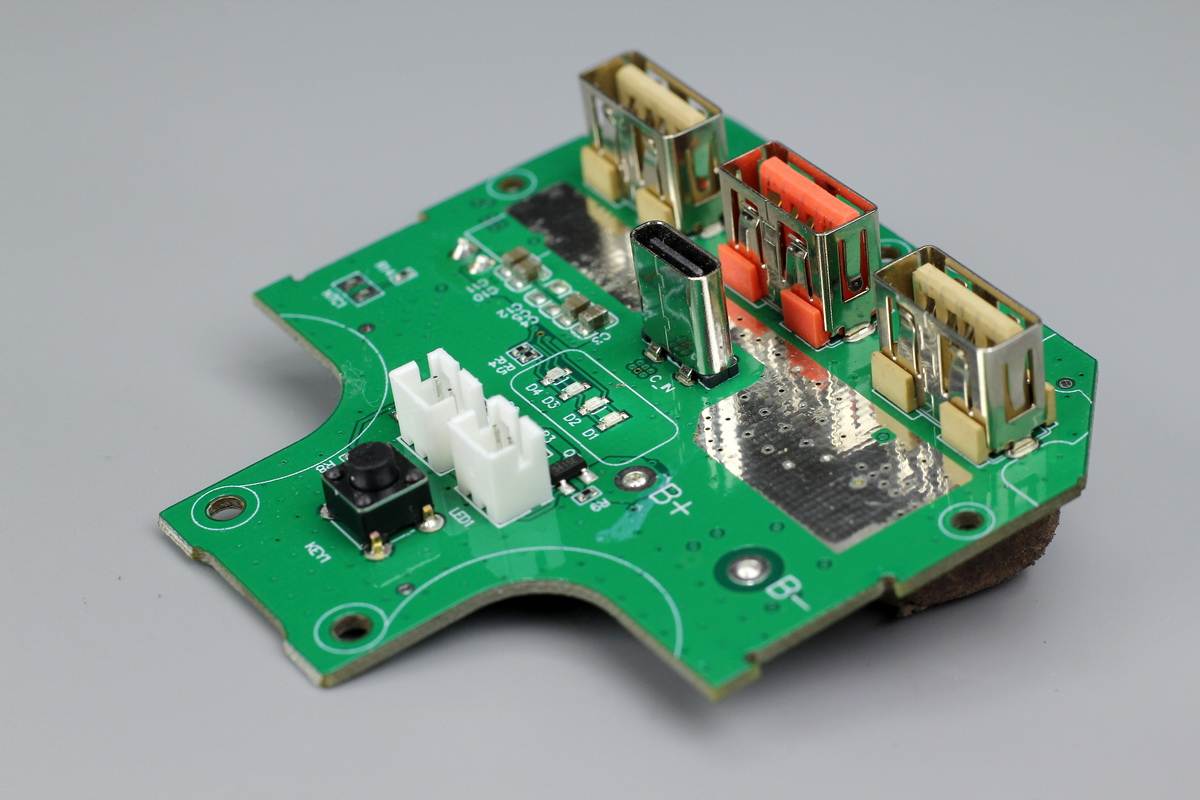 拆一款巨无霸移动电源，充一次电用一周，看看用料做工怎么样