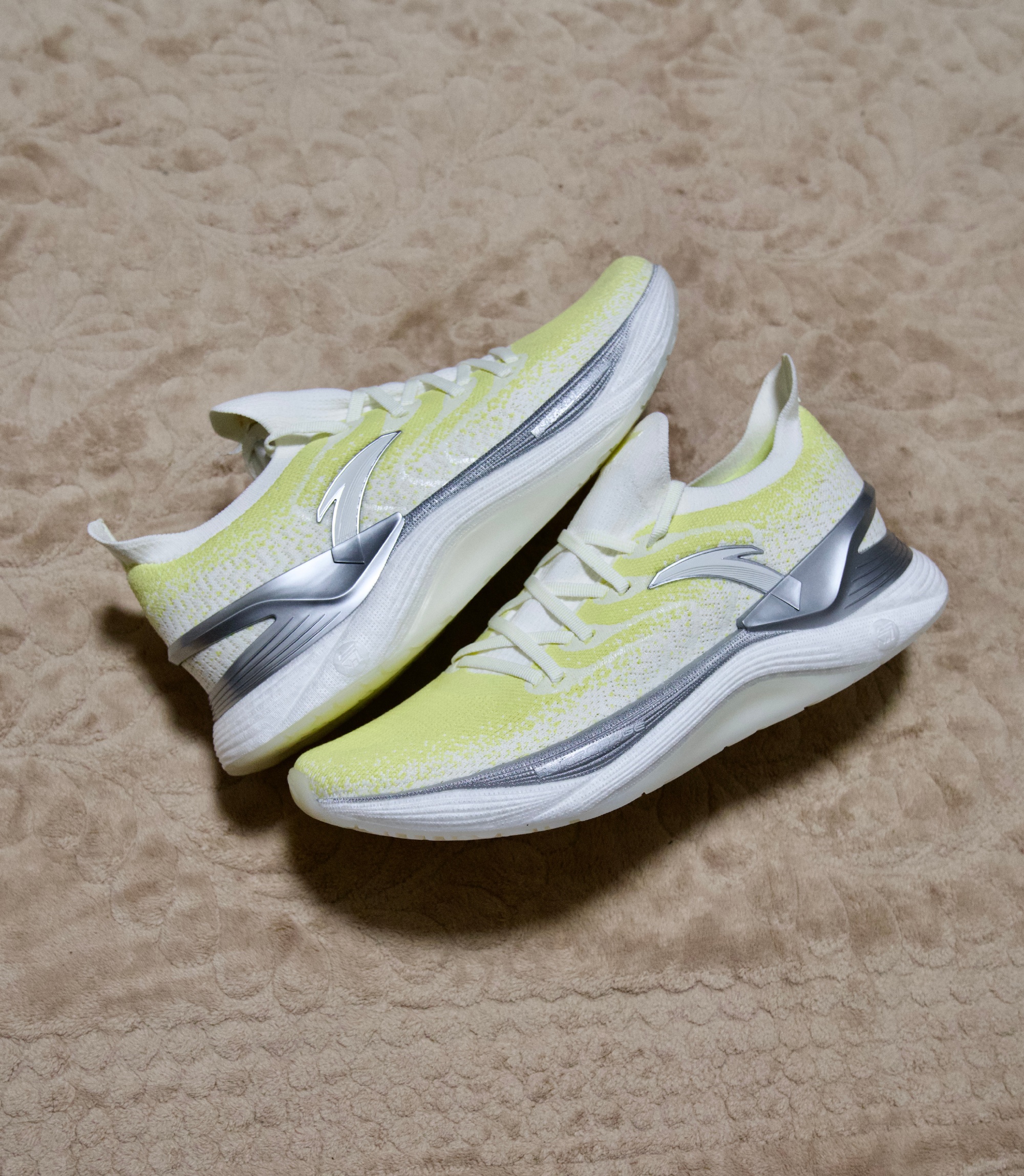 新品！李宁新板鞋好帅，匹克大三角好喜庆，安踏新科技超越李宁？