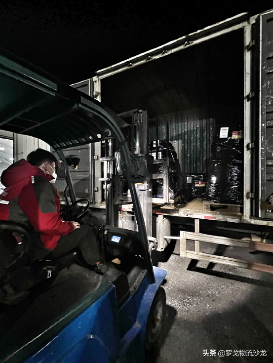 ​一大批冰墩墩到货啦！冬奥物流如何圆梦“一户一墩”？