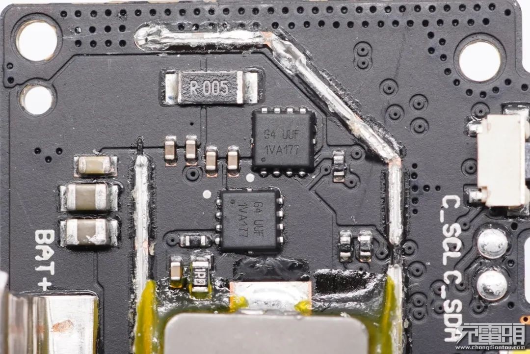 三星25W移动电源拆解，做工一流满足三星Note 10快充