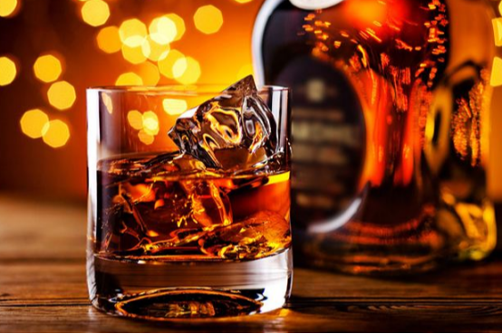 几百块的酒炒到几万！国外的威士忌热潮，为何比飞天茅台还疯狂？