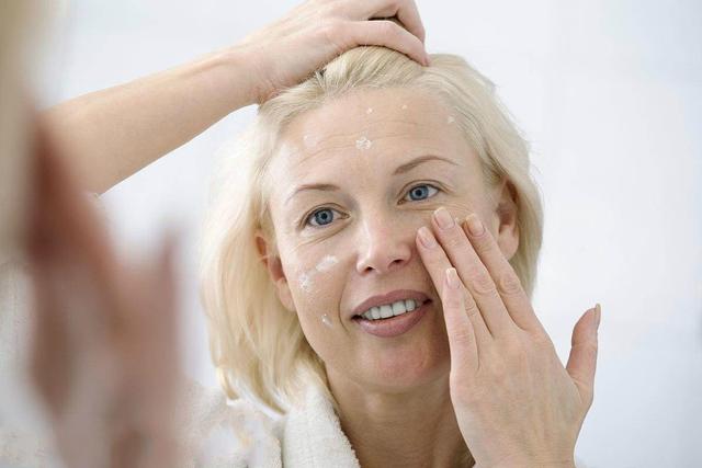 眼霜用得好不显老！4种适合40岁女人的眼霜，好用还不贵