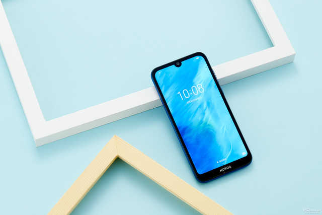 荣耀畅玩8评测：颜值与轻巧并重，深度定制系统易用