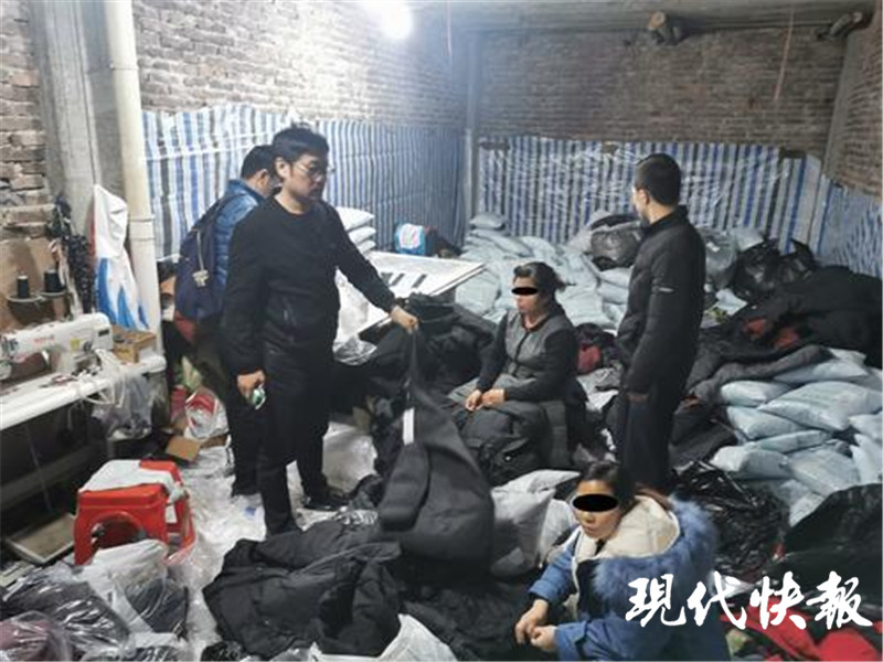 两处制假窝点卖出一万多件假“波司登”，成本最低只有几十元