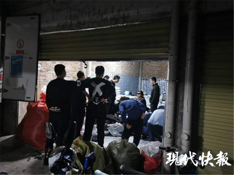 两处制假窝点卖出一万多件假“波司登”，成本最低只有几十元