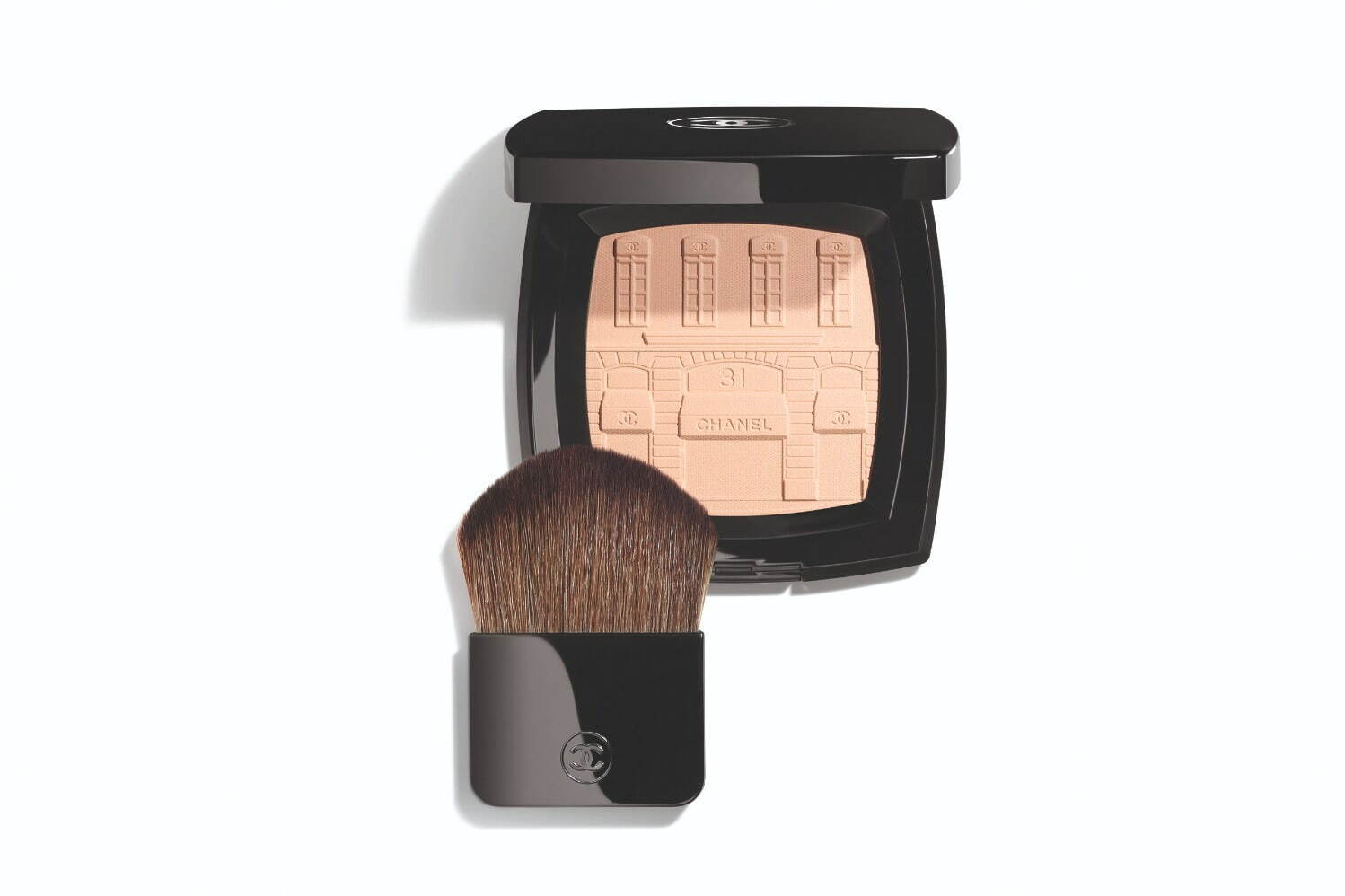 CHANEL限量版粉饼记录品牌历史；低糖无麸质珠宝盒巧克力精致又健康丨是日美好事物