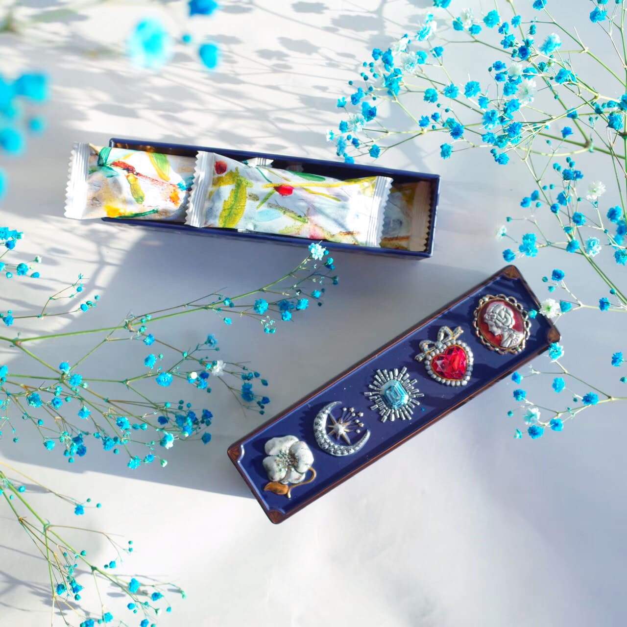 CHANEL限量版粉饼记录品牌历史；低糖无麸质珠宝盒巧克力精致又健康丨是日美好事物