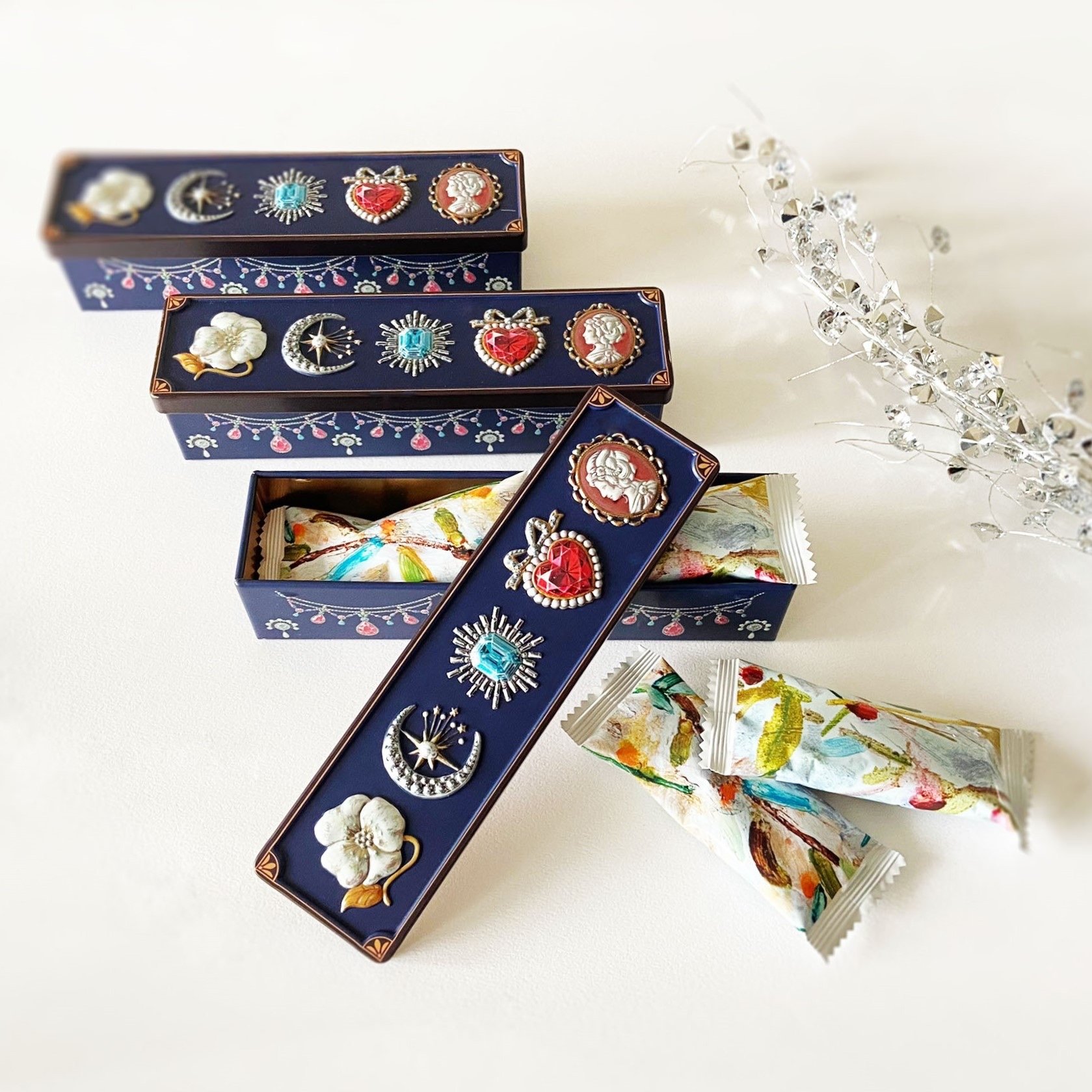 CHANEL限量版粉饼记录品牌历史；低糖无麸质珠宝盒巧克力精致又健康丨是日美好事物