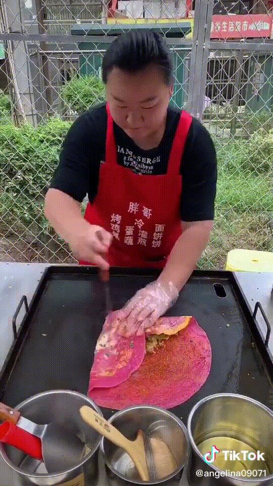 煎饼果子为啥这么火？4000万TikTok网友沉迷围观摊煎饼：馋哭了