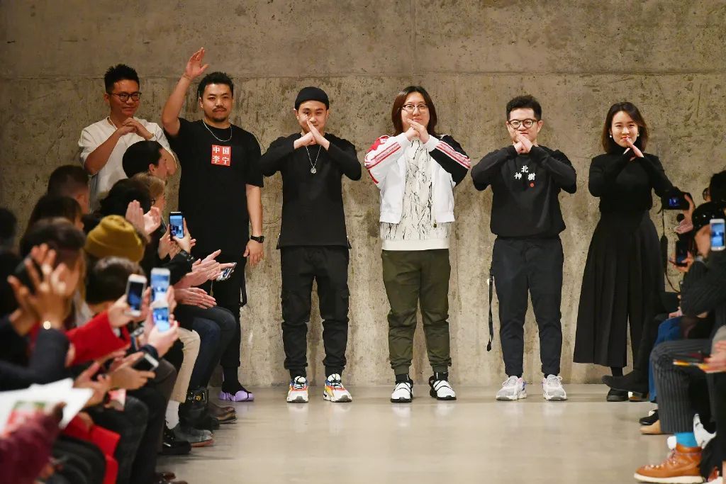 运动鞋，为什么中老年喜欢国货，年轻人爱穿耐克？来听听大实话