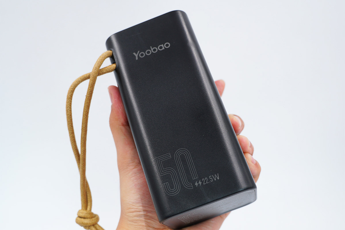 拆一款巨无霸移动电源，充一次电用一周，看看用料做工怎么样