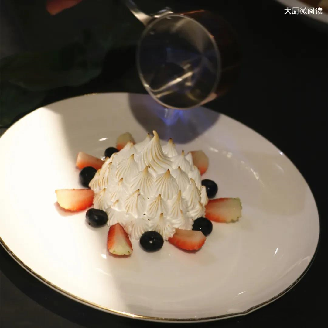 火焰冰淇淋吃过吗？上桌时火焰升腾，外热内冷，酒香扑鼻