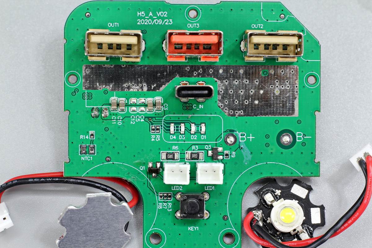 拆一款巨无霸移动电源，充一次电用一周，看看用料做工怎么样