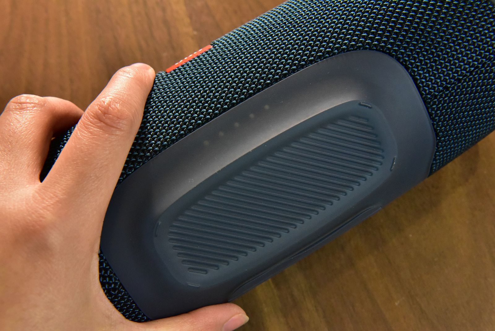 为什么JBL的蓝牙音箱总是让人爱又让人恨，借冲击波4聊聊