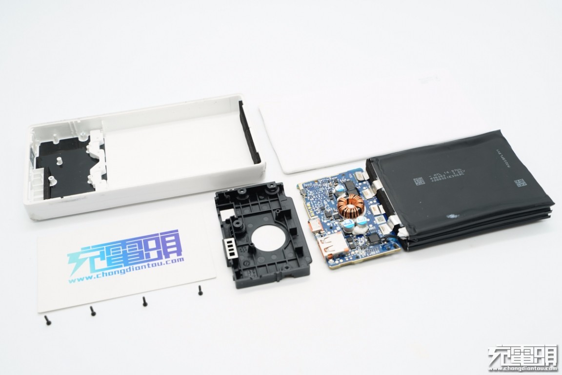 华为66W超级快充移动电源拆解，小巧精致，内部用料做工一流