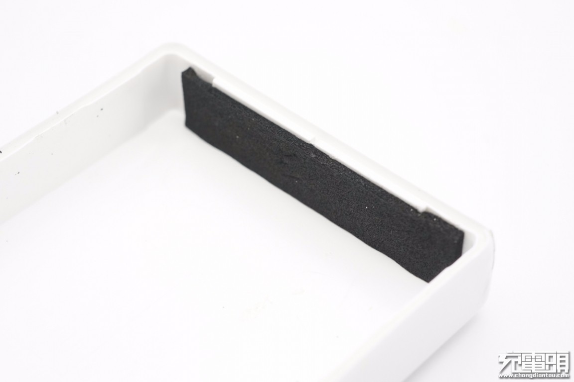 华为66W超级快充移动电源拆解，小巧精致，内部用料做工一流