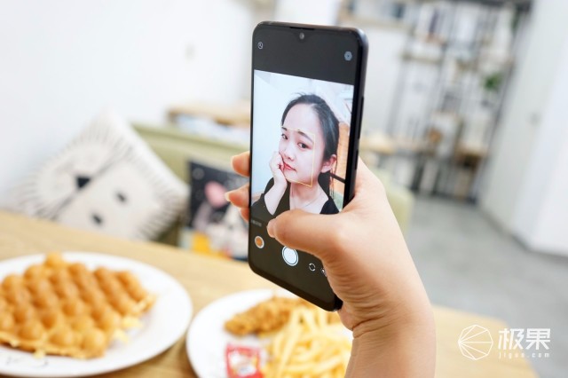 联想Z5s全面屏体验：三摄加持拍照很强，性价比十足！