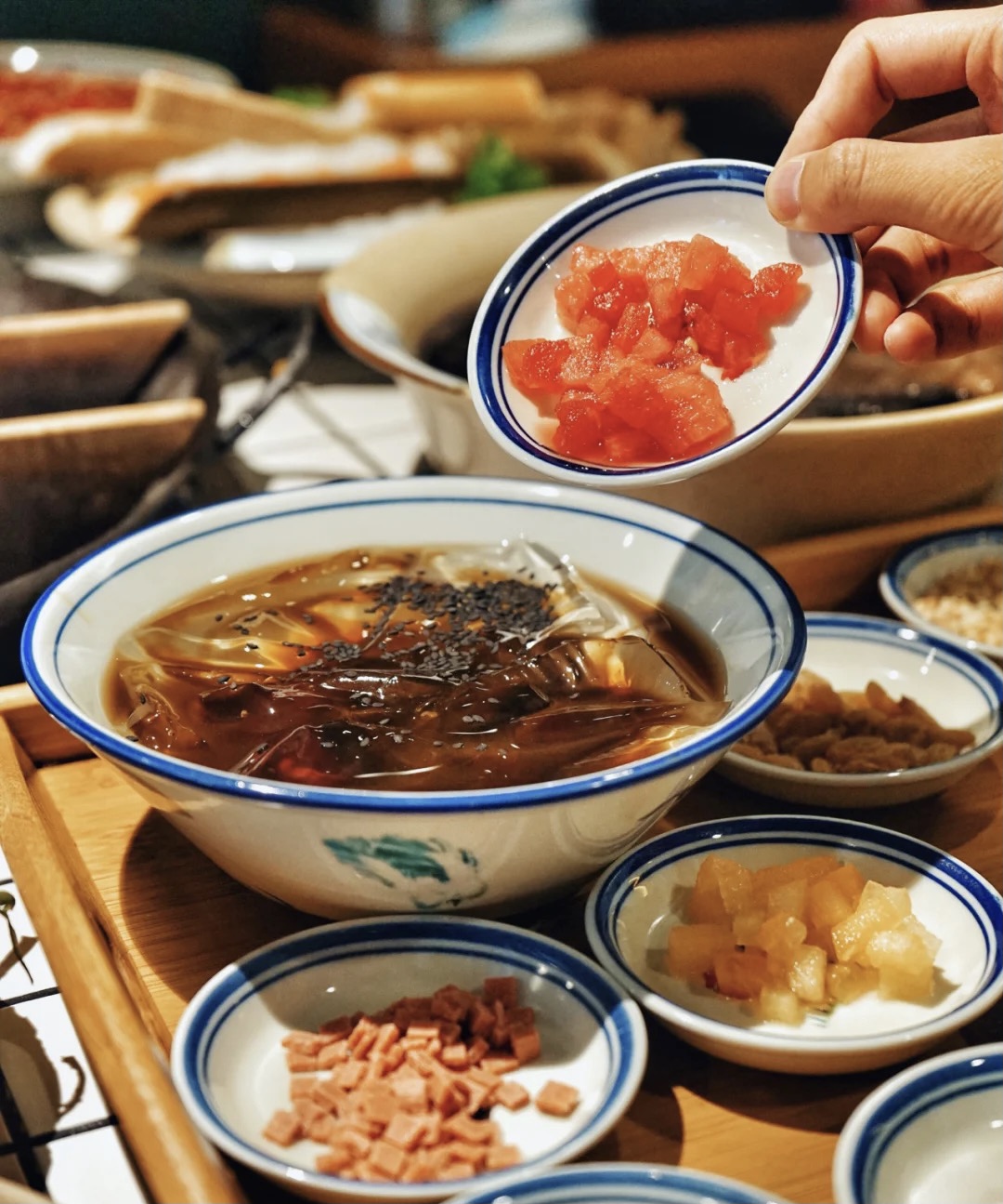 重庆美食，洪崖洞旁热榜NO.1的老火锅，重庆排名第一的火锅