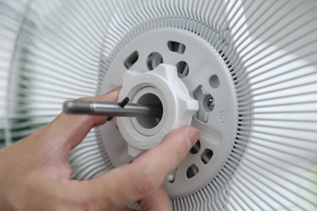 单手就能完成 美的智能电风扇安装实录