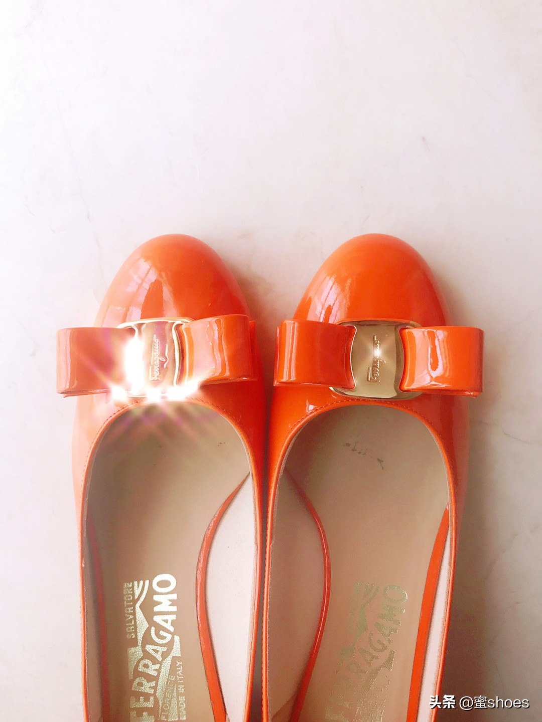 菲拉格慕的糖果色粗跟鞋，妥妥的少女感，夏季最靓丽的搭配就属它