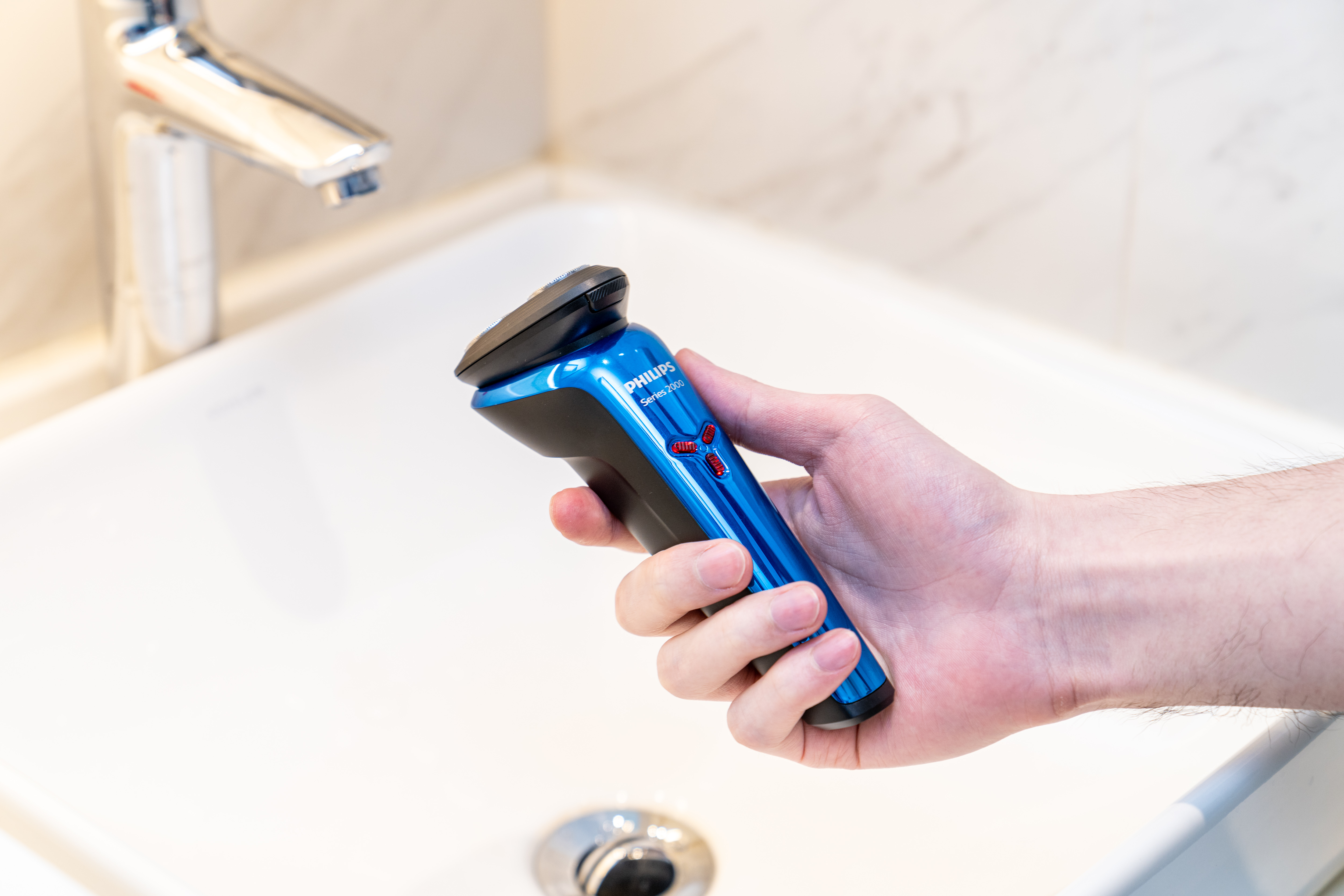 飞利浦 S2303 电动剃须刀体验：不到200元的干湿两用、高效剃须