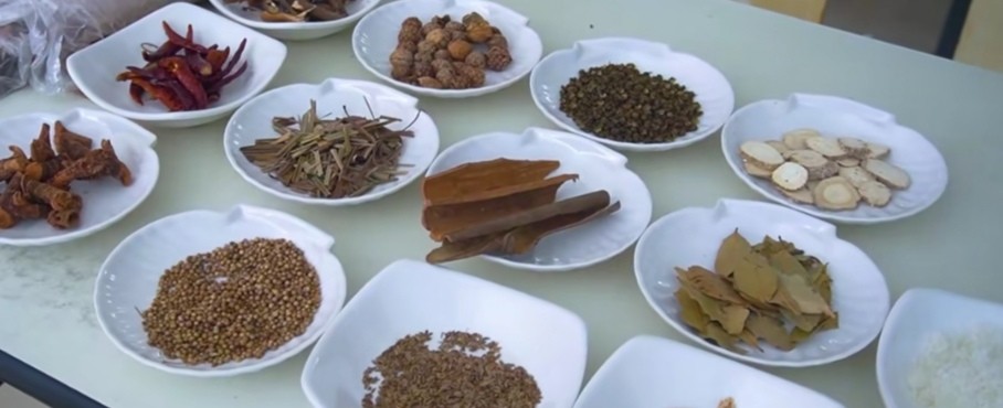 福建大哥卖卤鸡爪，自创品牌，单店日卖200斤，全国200多家加盟店