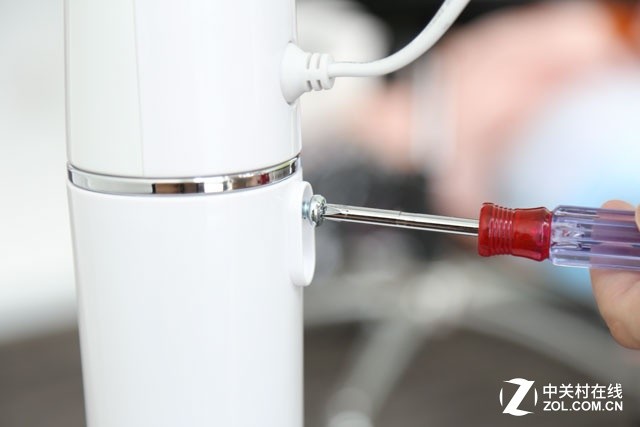 单手就能完成 美的智能电风扇安装实录