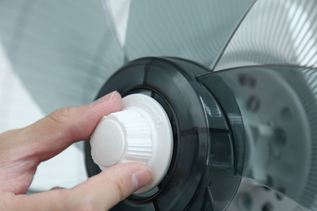 单手就能完成 美的智能电风扇安装实录