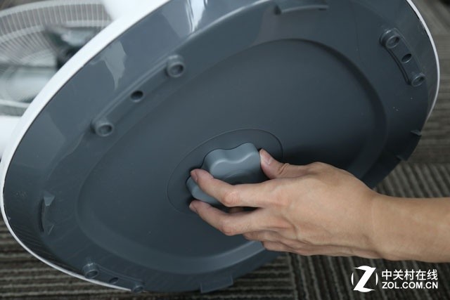 单手就能完成 美的智能电风扇安装实录