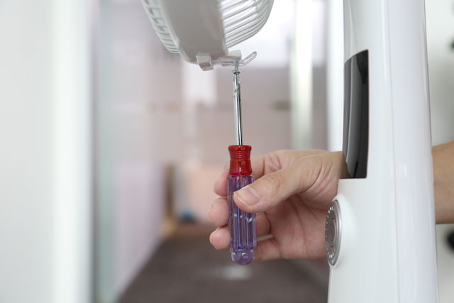 单手就能完成 美的智能电风扇安装实录