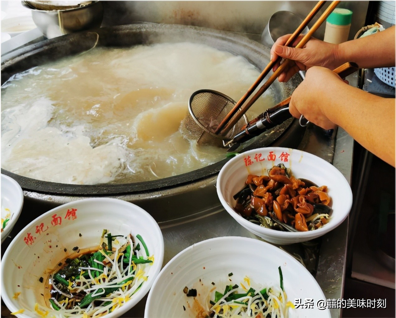 镇江只有8张桌子的小店，肥肠面20元1碗，配一块臭干简直绝了