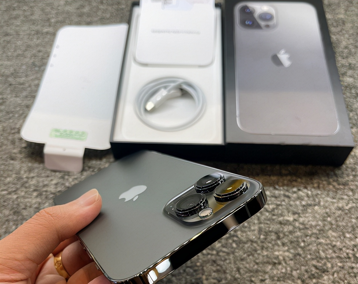 官网价买二手iPhone13Pro Max，还带AC+是亏还是赚？