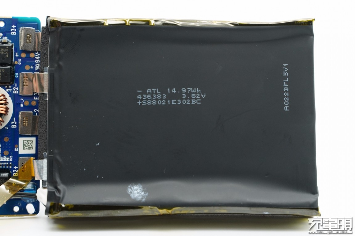 华为66W超级快充移动电源拆解，小巧精致，内部用料做工一流