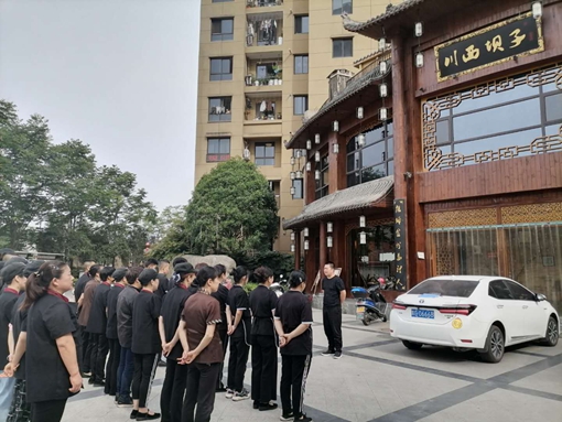 由餐馆小老板变身川西坝子安康老总有啥秘诀？