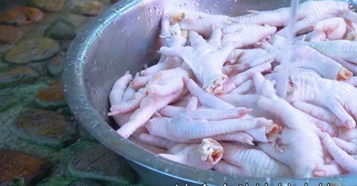 福建大哥卖卤鸡爪，自创品牌，单店日卖200斤，全国200多家加盟店