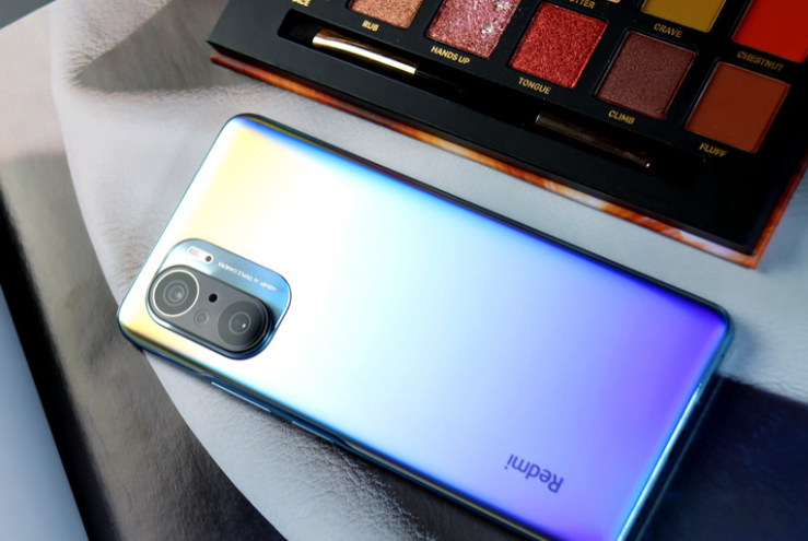 安卓“续航之王”诞生，5小时测试下，电量仅比苹果13ProMax少2%