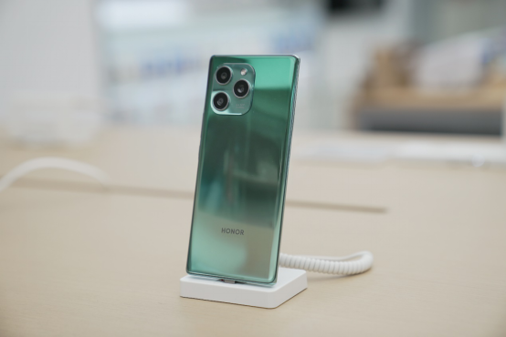 2K档唯一高颜值双曲屏手机发布：荣耀60 SE新年伴你开工