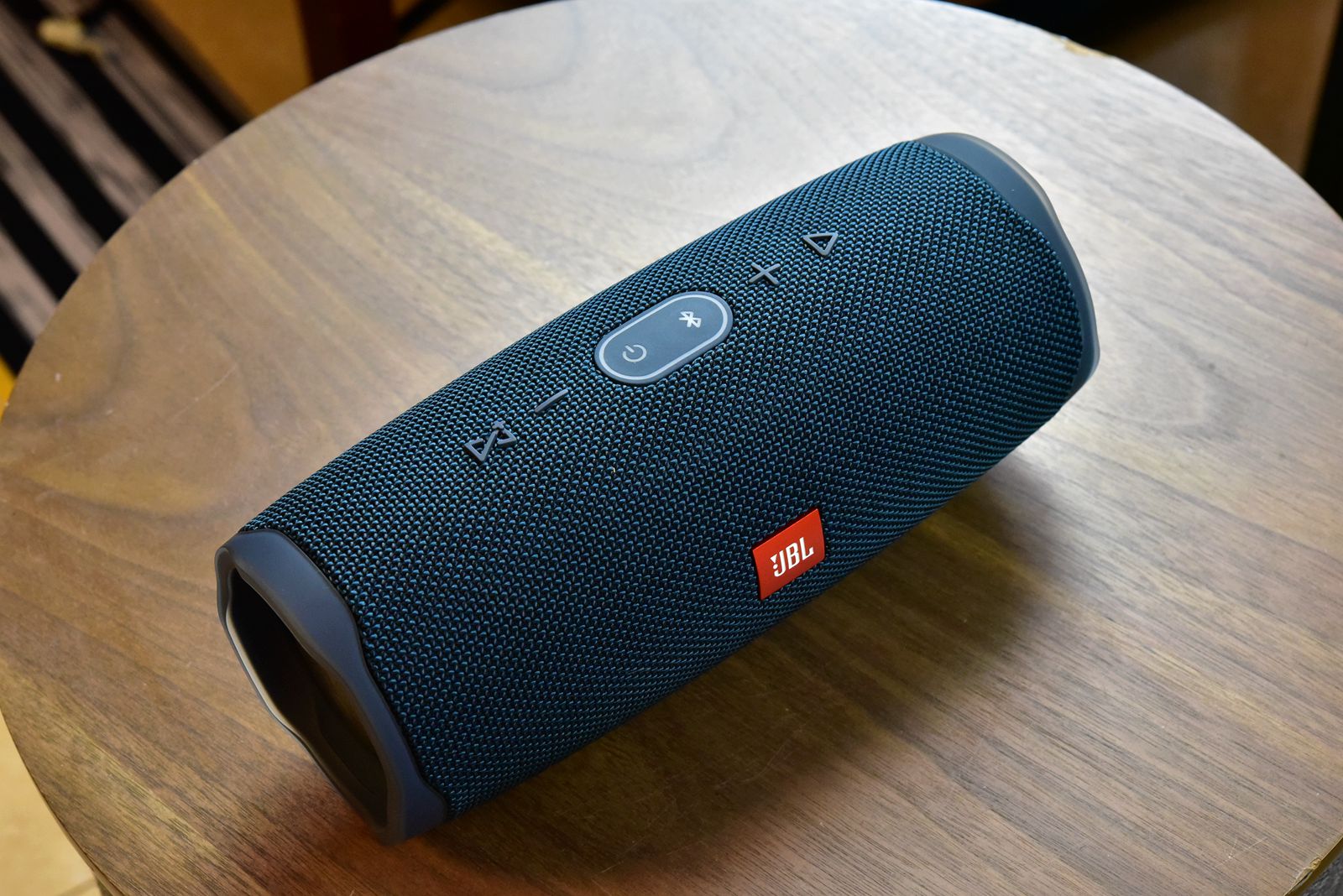 为什么JBL的蓝牙音箱总是让人爱又让人恨，借冲击波4聊聊