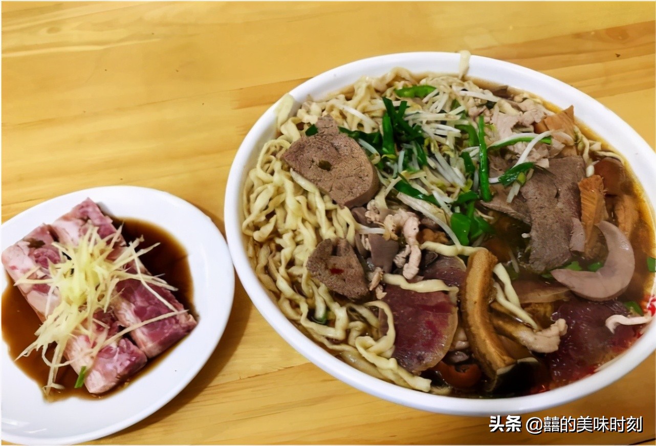 镇江只有8张桌子的小店，肥肠面20元1碗，配一块臭干简直绝了