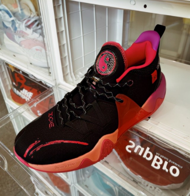 国产太帅了！拉塞尔专属鞋款用心了，安踏发力板鞋，米切尔4曝光