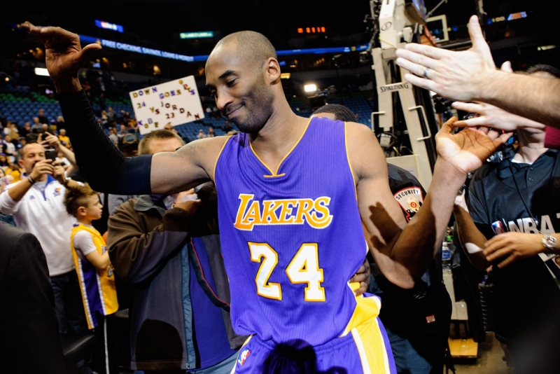 向伟大致敬！斯伯丁推出“黑曼巴”限量签名篮球，满版蛇皮纹路