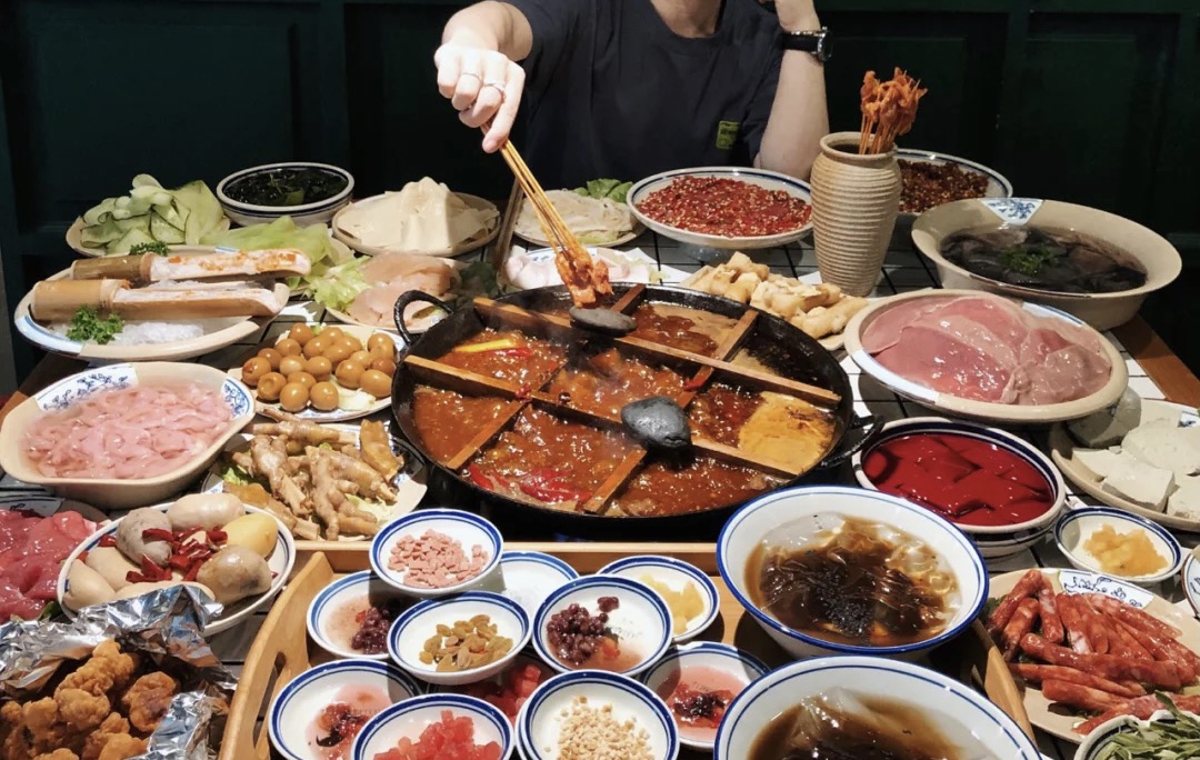 重庆美食，洪崖洞旁热榜NO.1的老火锅，重庆排名第一的火锅